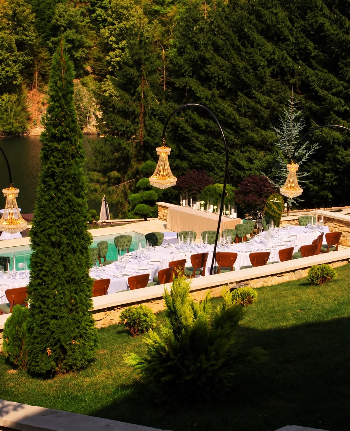 Grădina resortului cu mese aranjate și candelabre